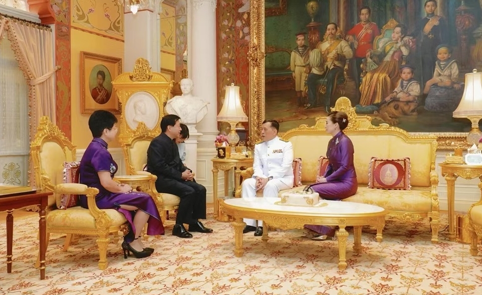 Duta Besar Cina untuk Thailand Han Zhiqiang dan istrinya mengucapkan selamat tinggal untuk memberikan penghormatan kepada raja dan ratu Thailand