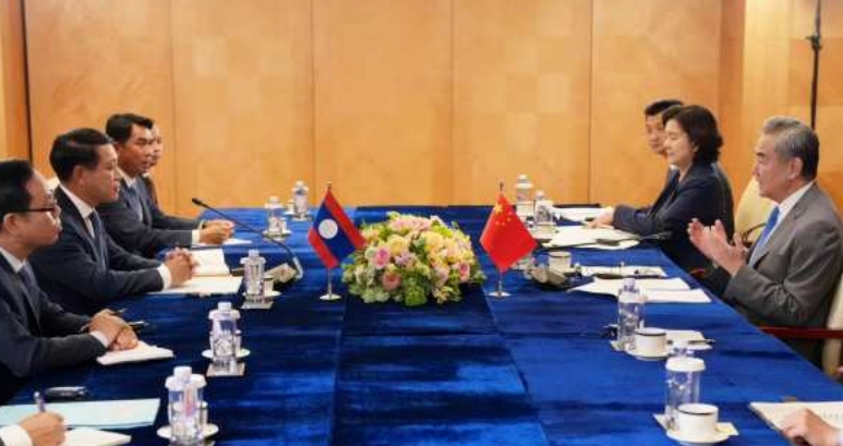 Menteri Luar Negeri Tiongkok bertemu dengan Wakil Perdana Menteri Laos dan menghargai Laos karena menjadi yang pertama menandatangani Konvensi dan menjadi anggota pendiri Institut Mediasi Internasional