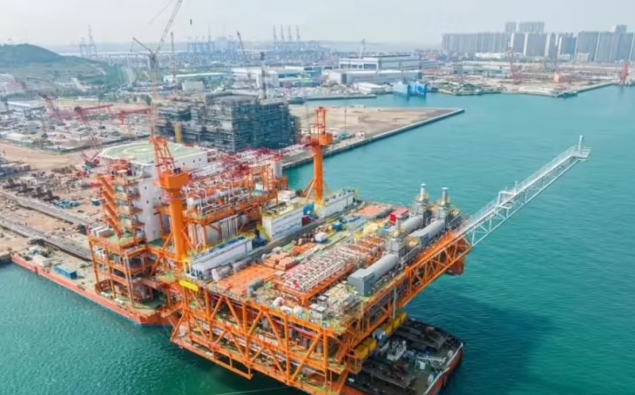 Beratnya lebih dari 20000 ton, platform minyak dan gas lepas pantai terbesar di Cina di Laut Bohai telah selesai dan dikirim